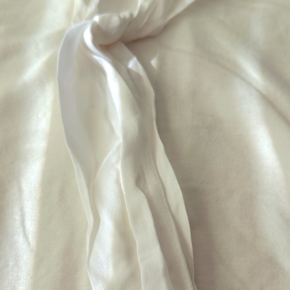Chic White Blouse with Tie Accent - Picture 5 of 6